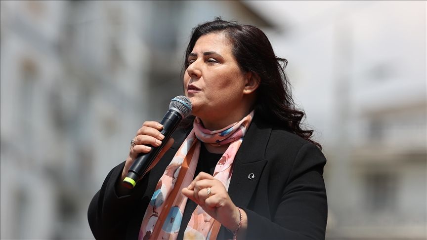Özgür Özel'in "Sokağa çıkamıyor" sözlerine yanıt! Aydın Büyükşehir Belediye Başkanı Özlem Çerçioğlu: Her gün sokaktayım 3