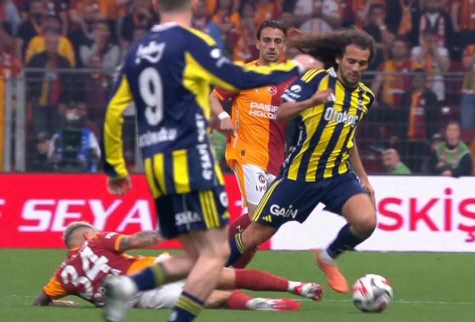 "Penaltıyı vermedi, Yunus Akgün, Semedo, Oosterwolde, Mert Müldür ve Osimhen kırmızı kart görmeliydi! Ederson daha ilk yarıdan atılmalıydı" Trio ekibi Yasin Kol'u yerden yere vurdu 2
