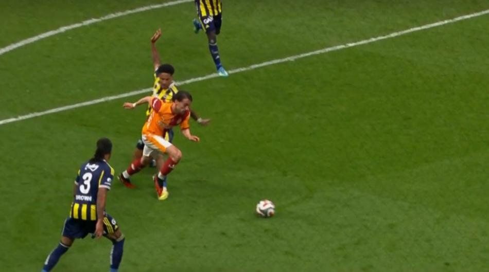 "Penaltıyı vermedi, Yunus Akgün, Semedo, Oosterwolde, Mert Müldür ve Osimhen kırmızı kart görmeliydi! Ederson daha ilk yarıdan atılmalıydı" Trio ekibi Yasin Kol'u yerden yere vurdu 17