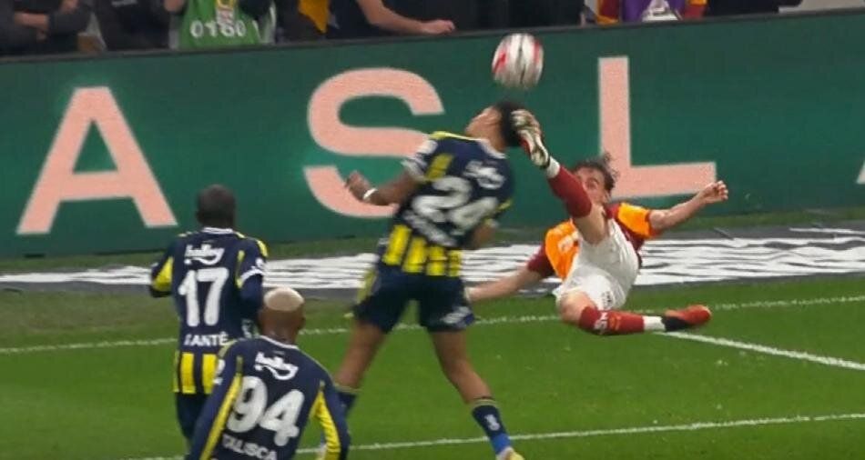 "Penaltıyı vermedi, Yunus Akgün, Semedo, Oosterwolde, Mert Müldür ve Osimhen kırmızı kart görmeliydi! Ederson daha ilk yarıdan atılmalıydı" Trio ekibi Yasin Kol'u yerden yere vurdu 13