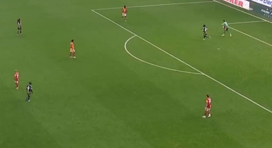 "Penaltıyı vermedi, Yunus Akgün, Semedo, Oosterwolde, Mert Müldür ve Osimhen kırmızı kart görmeliydi! Ederson daha ilk yarıdan atılmalıydı" Trio ekibi Yasin Kol'u yerden yere vurdu 23