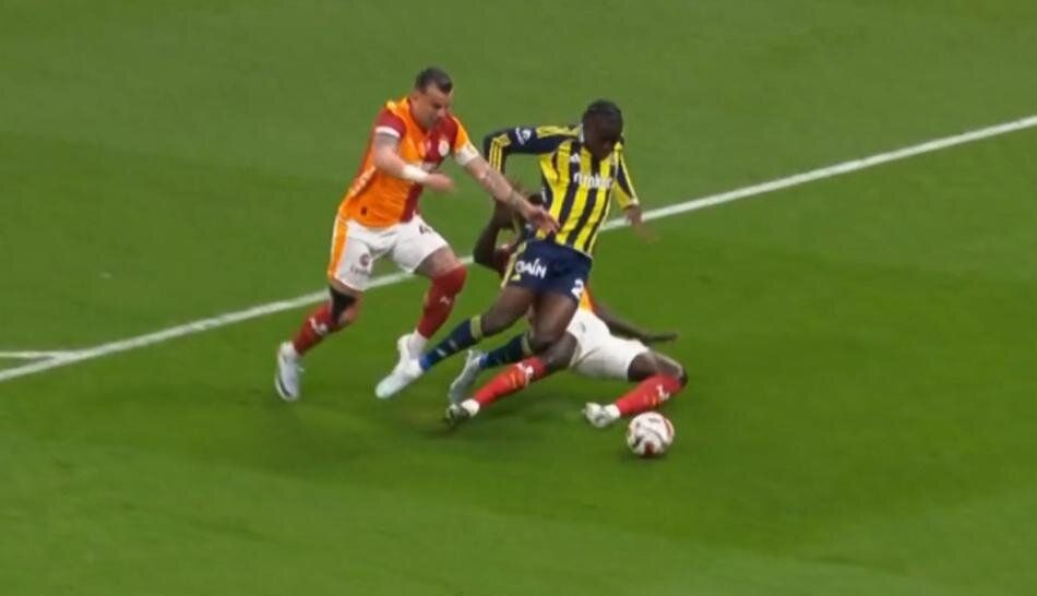 "Penaltıyı vermedi, Yunus Akgün, Semedo, Oosterwolde, Mert Müldür ve Osimhen kırmızı kart görmeliydi! Ederson daha ilk yarıdan atılmalıydı" Trio ekibi Yasin Kol'u yerden yere vurdu 5