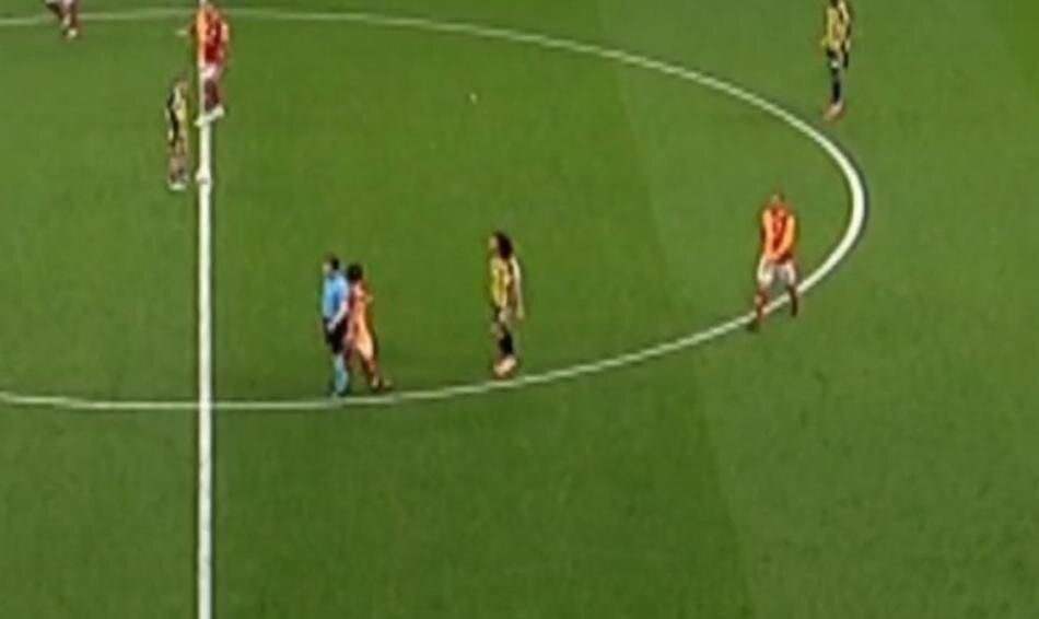 "Penaltıyı vermedi, Yunus Akgün, Semedo, Oosterwolde, Mert Müldür ve Osimhen kırmızı kart görmeliydi! Ederson daha ilk yarıdan atılmalıydı" Trio ekibi Yasin Kol'u yerden yere vurdu 12