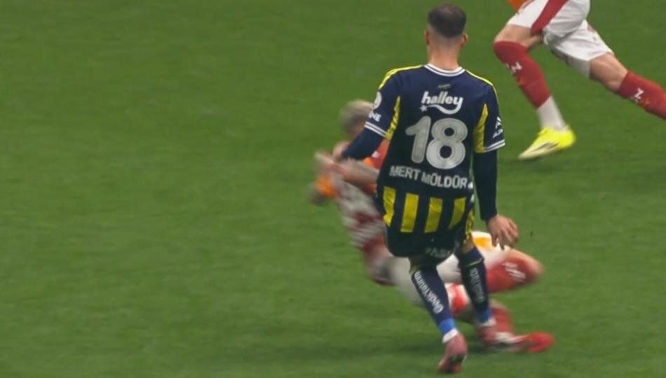 "Penaltıyı vermedi, Yunus Akgün, Semedo, Oosterwolde, Mert Müldür ve Osimhen kırmızı kart görmeliydi! Ederson daha ilk yarıdan atılmalıydı" Trio ekibi Yasin Kol'u yerden yere vurdu 21