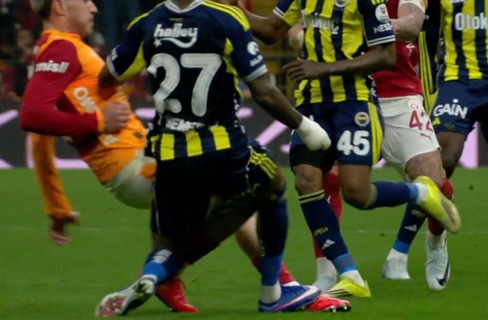 "Penaltıyı vermedi, Yunus Akgün, Semedo, Oosterwolde, Mert Müldür ve Osimhen kırmızı kart görmeliydi! Ederson daha ilk yarıdan atılmalıydı" Trio ekibi Yasin Kol'u yerden yere vurdu 10
