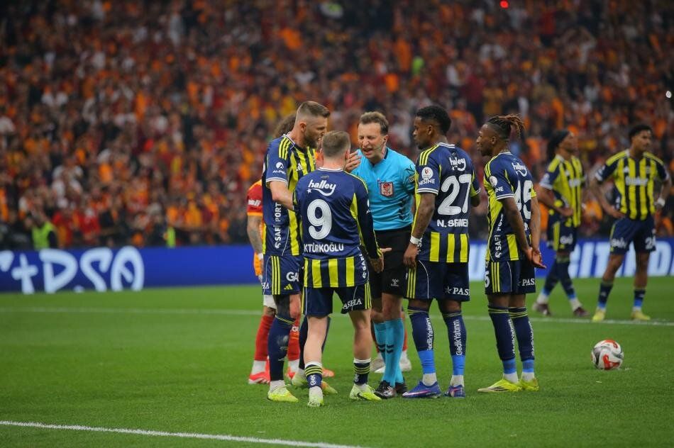 "Penaltıyı vermedi, Yunus Akgün, Semedo, Oosterwolde, Mert Müldür ve Osimhen kırmızı kart görmeliydi! Ederson daha ilk yarıdan atılmalıydı" Trio ekibi Yasin Kol'u yerden yere vurdu 1