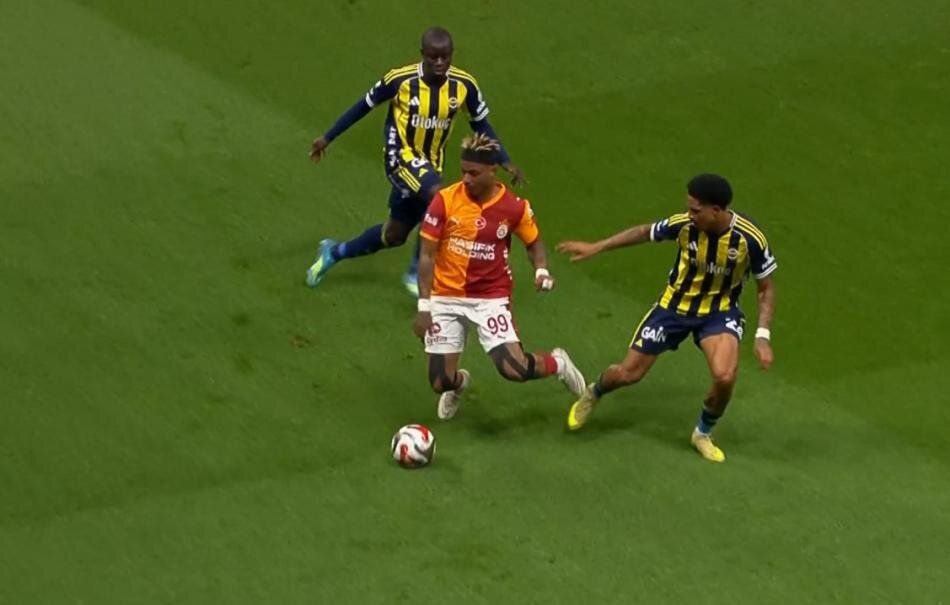 "Penaltıyı vermedi, Yunus Akgün, Semedo, Oosterwolde, Mert Müldür ve Osimhen kırmızı kart görmeliydi! Ederson daha ilk yarıdan atılmalıydı" Trio ekibi Yasin Kol'u yerden yere vurdu 15