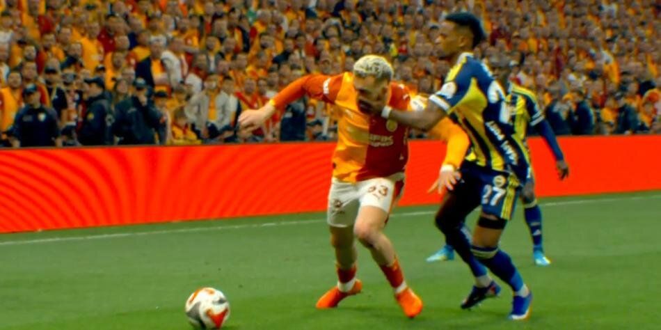 "Penaltıyı vermedi, Yunus Akgün, Semedo, Oosterwolde, Mert Müldür ve Osimhen kırmızı kart görmeliydi! Ederson daha ilk yarıdan atılmalıydı" Trio ekibi Yasin Kol'u yerden yere vurdu 16