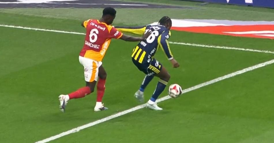 "Penaltıyı vermedi, Yunus Akgün, Semedo, Oosterwolde, Mert Müldür ve Osimhen kırmızı kart görmeliydi! Ederson daha ilk yarıdan atılmalıydı" Trio ekibi Yasin Kol'u yerden yere vurdu 6