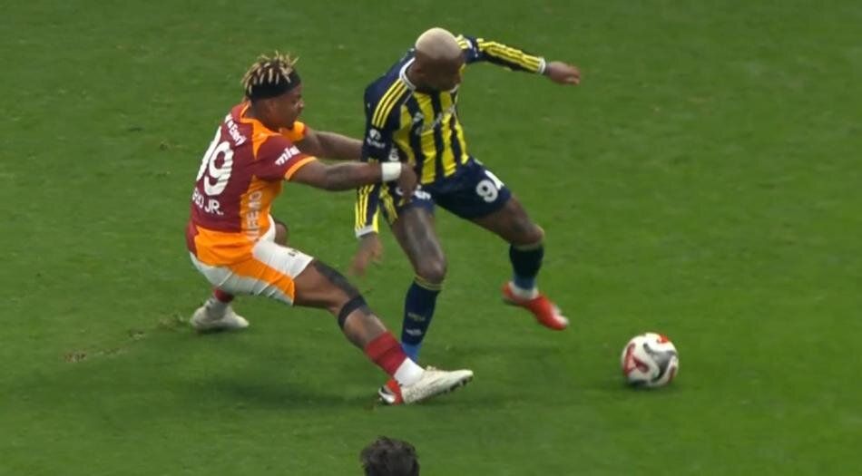 "Penaltıyı vermedi, Yunus Akgün, Semedo, Oosterwolde, Mert Müldür ve Osimhen kırmızı kart görmeliydi! Ederson daha ilk yarıdan atılmalıydı" Trio ekibi Yasin Kol'u yerden yere vurdu 9