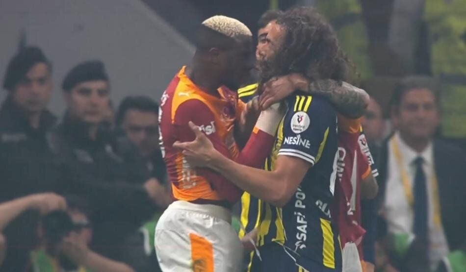 "Penaltıyı vermedi, Yunus Akgün, Semedo, Oosterwolde, Mert Müldür ve Osimhen kırmızı kart görmeliydi! Ederson daha ilk yarıdan atılmalıydı" Trio ekibi Yasin Kol'u yerden yere vurdu 24