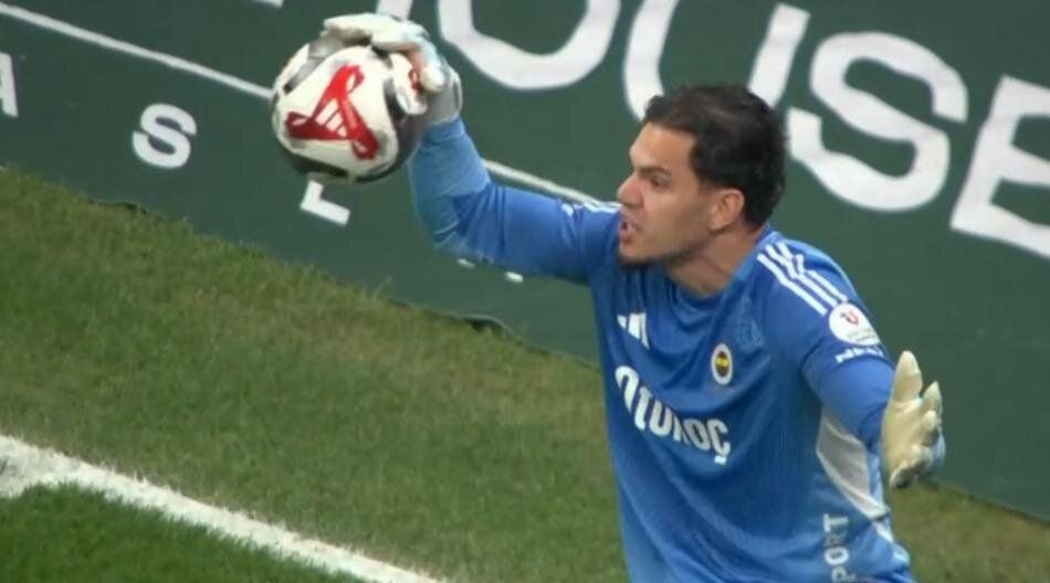 "Penaltıyı vermedi, Yunus Akgün, Semedo, Oosterwolde, Mert Müldür ve Osimhen kırmızı kart görmeliydi! Ederson daha ilk yarıdan atılmalıydı" Trio ekibi Yasin Kol'u yerden yere vurdu 14