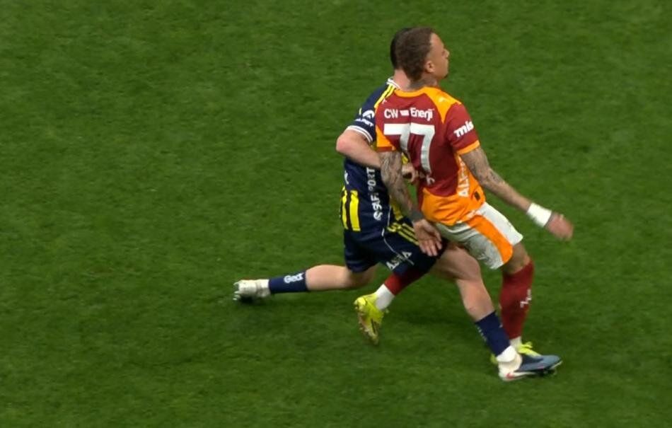 "Penaltıyı vermedi, Yunus Akgün, Semedo, Oosterwolde, Mert Müldür ve Osimhen kırmızı kart görmeliydi! Ederson daha ilk yarıdan atılmalıydı" Trio ekibi Yasin Kol'u yerden yere vurdu 20