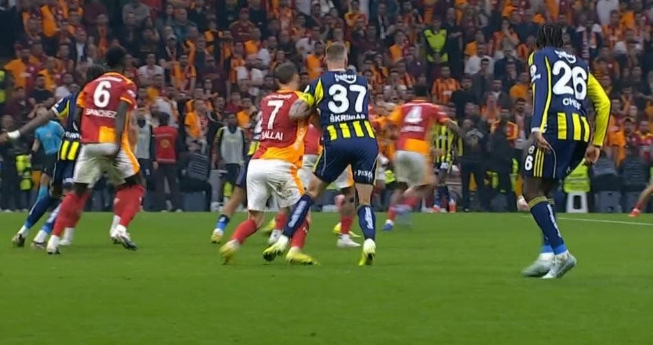 "Penaltıyı vermedi, Yunus Akgün, Semedo, Oosterwolde, Mert Müldür ve Osimhen kırmızı kart görmeliydi! Ederson daha ilk yarıdan atılmalıydı" Trio ekibi Yasin Kol'u yerden yere vurdu 19