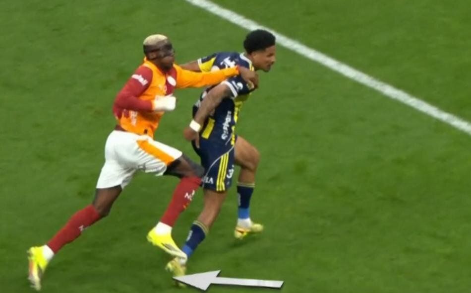 "Penaltıyı vermedi, Yunus Akgün, Semedo, Oosterwolde, Mert Müldür ve Osimhen kırmızı kart görmeliydi! Ederson daha ilk yarıdan atılmalıydı" Trio ekibi Yasin Kol'u yerden yere vurdu 8