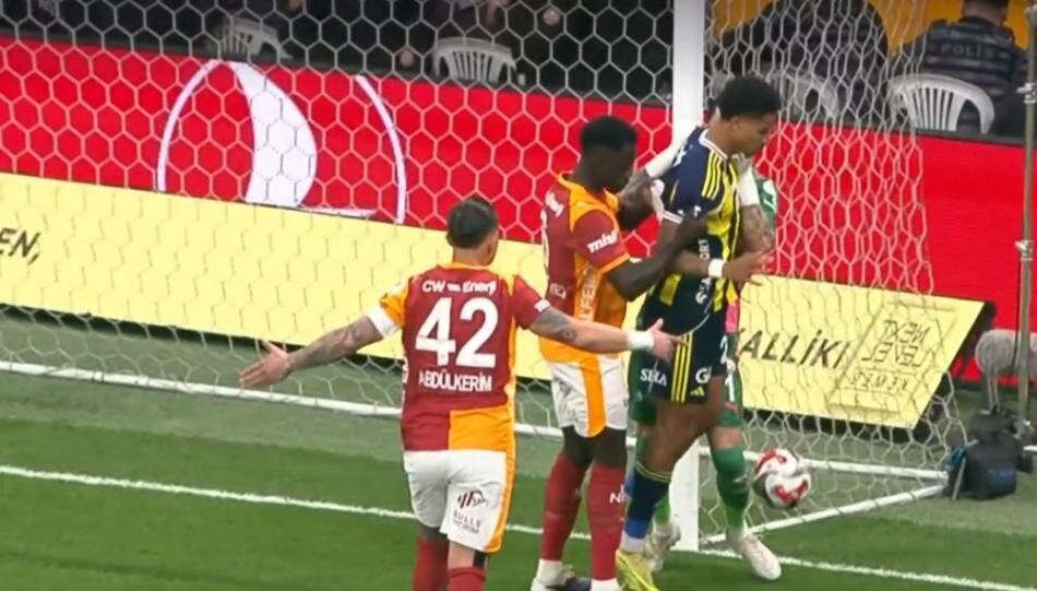 "Penaltıyı vermedi, Yunus Akgün, Semedo, Oosterwolde, Mert Müldür ve Osimhen kırmızı kart görmeliydi! Ederson daha ilk yarıdan atılmalıydı" Trio ekibi Yasin Kol'u yerden yere vurdu 3