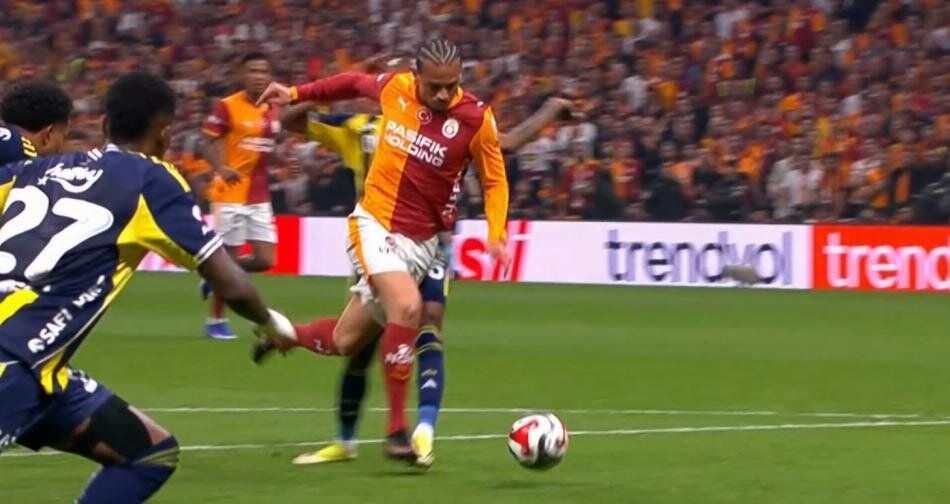 "Penaltıyı vermedi, Yunus Akgün, Semedo, Oosterwolde, Mert Müldür ve Osimhen kırmızı kart görmeliydi! Ederson daha ilk yarıdan atılmalıydı" Trio ekibi Yasin Kol'u yerden yere vurdu 7
