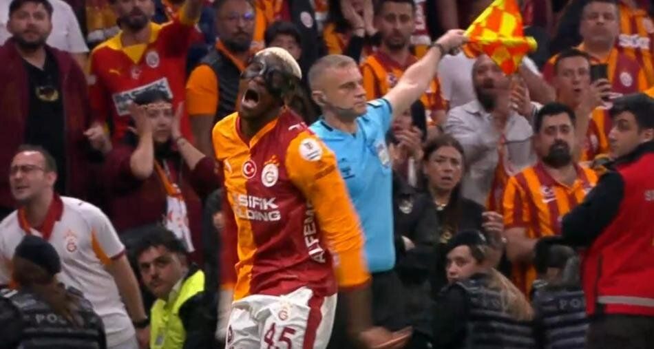 "Penaltıyı vermedi, Yunus Akgün, Semedo, Oosterwolde, Mert Müldür ve Osimhen kırmızı kart görmeliydi! Ederson daha ilk yarıdan atılmalıydı" Trio ekibi Yasin Kol'u yerden yere vurdu 4
