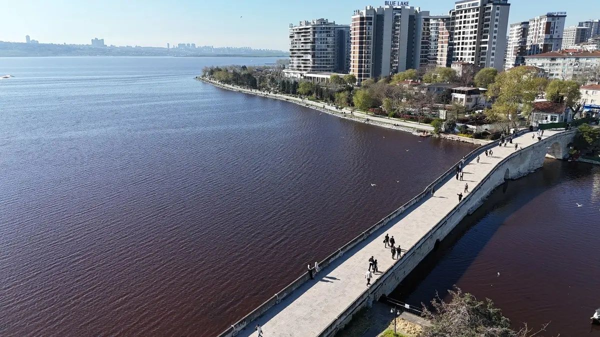 İstanbul'da korkutan görüntü: Küçükçekmece Gölü neden bir anda kırmızıya döndü? 3