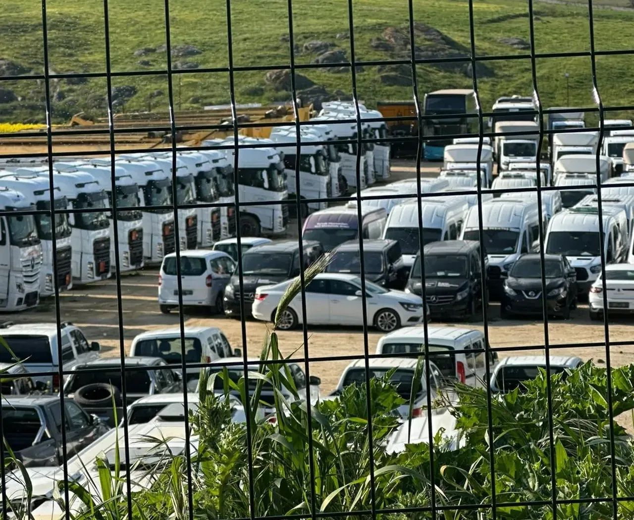TMSF'den kaçırılan hayalet filo! Aziz İhsan Aktaş'ın 2 bin aracı dağ başında zulalandı... Belediye logolarıyla gizlediler! 4