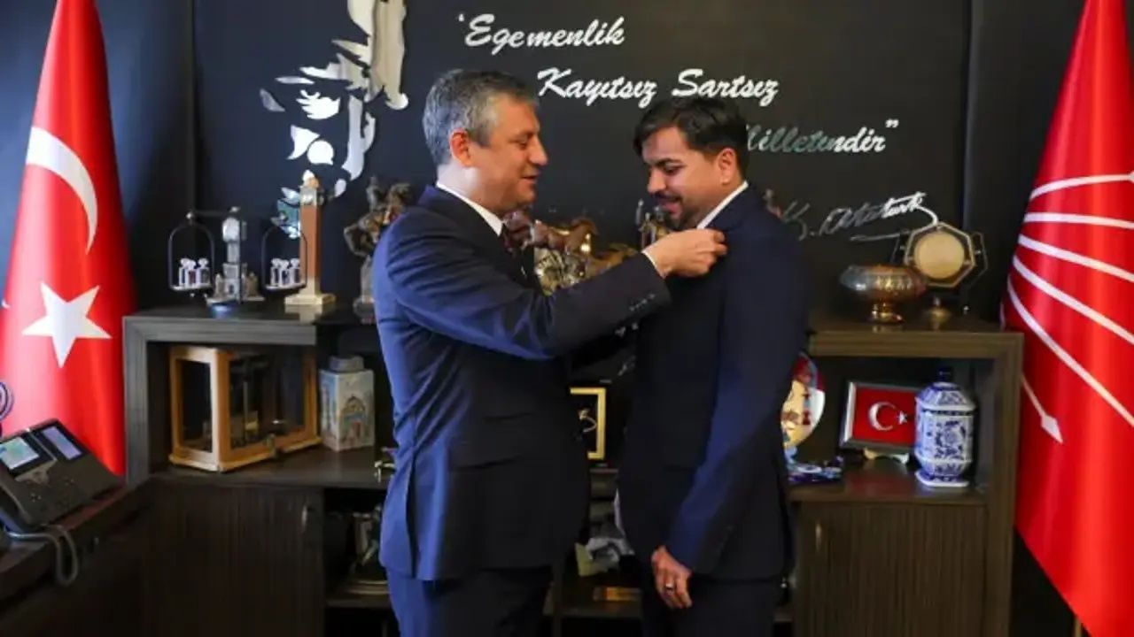 Bankamatik Arif CHP'ye transfer oldu! Rozeti Özgür Özel taktı, taban isyan etti... 43 suç kaydı var! 4