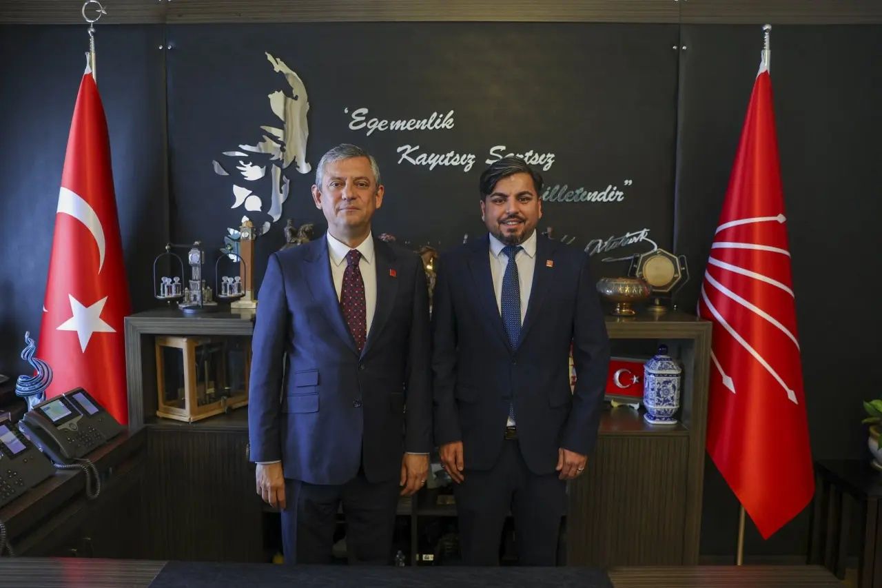 Bankamatik Arif CHP'ye transfer oldu! Rozeti Özgür Özel taktı, taban isyan etti... 43 suç kaydı var! 3