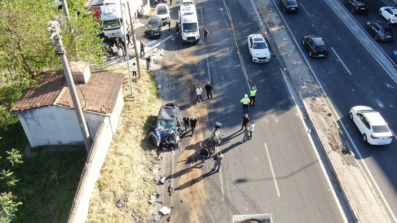 İzmir'de zincirleme kaza! Freni patlayan tır dehşeti yaşattı! Bilanço ağır: 3 ölü, 2'si polis memuru 5 yaralı 4