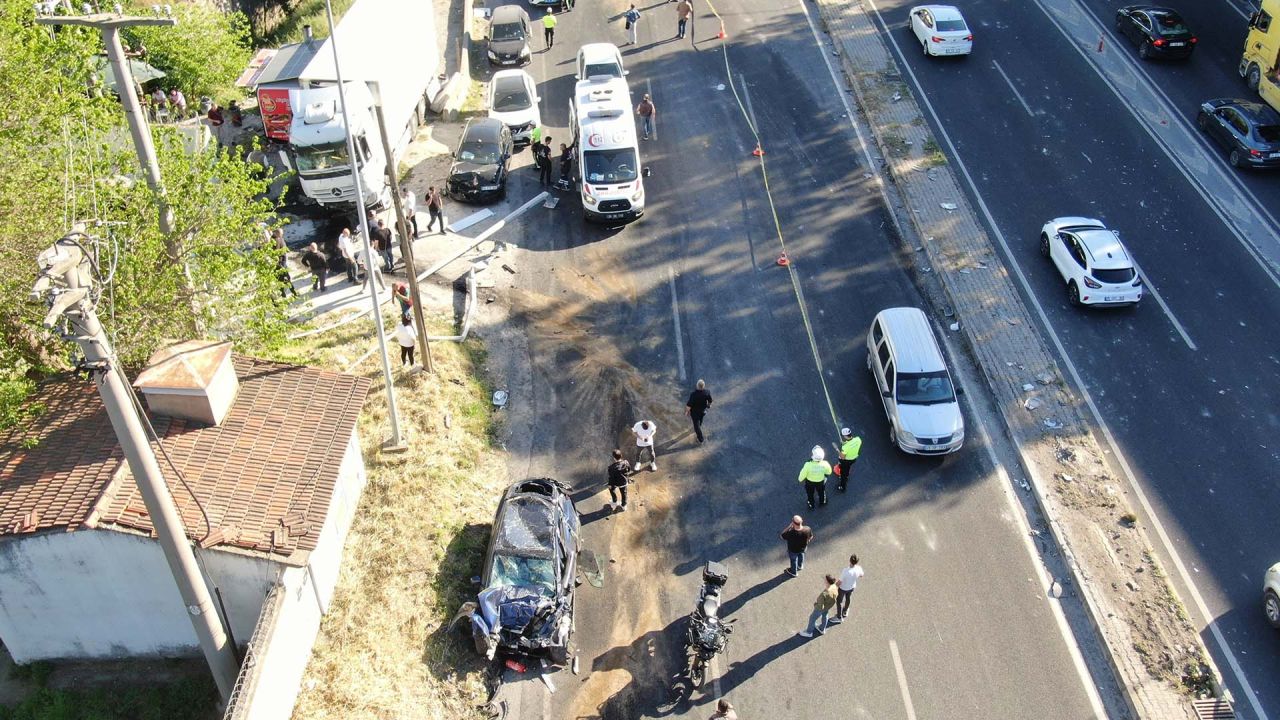 İzmir'de zincirleme kaza! Freni patlayan tır dehşeti yaşattı! Bilanço ağır: 3 ölü, 2'si polis memuru 5 yaralı 3