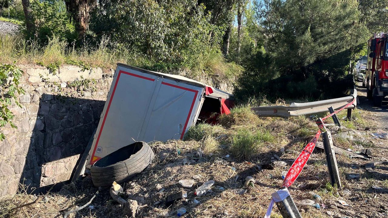 İzmir'de zincirleme kaza! Freni patlayan tır dehşeti yaşattı! Bilanço ağır: 3 ölü, 2'si polis memuru 5 yaralı 2