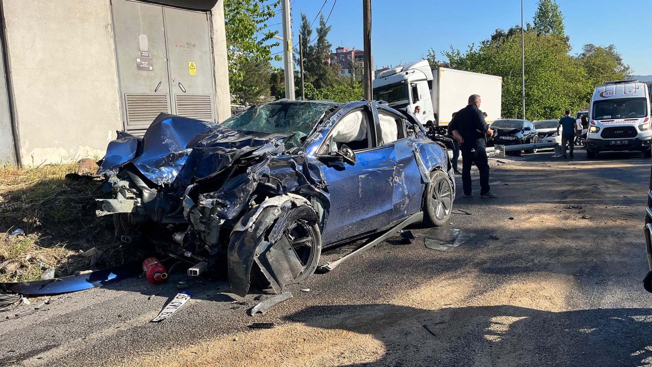 İzmir'de zincirleme kaza! Freni patlayan tır dehşeti yaşattı! Bilanço ağır: 3 ölü, 2'si polis memuru 5 yaralı 1