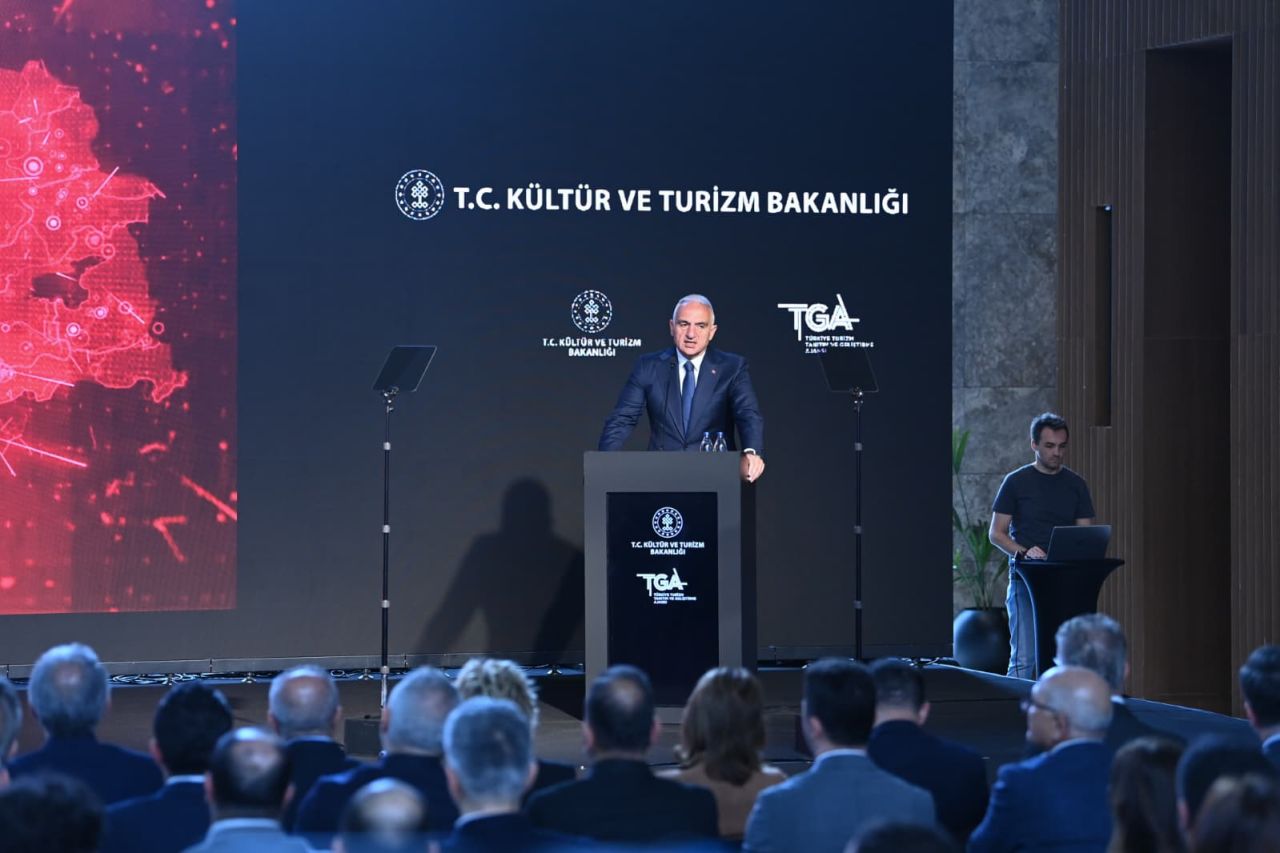 Bakan Ersoy yılın ilk çeyrek performansını açıkladı! Turizmde savaşa rağmen 9,8 milyar dolar gelir 6