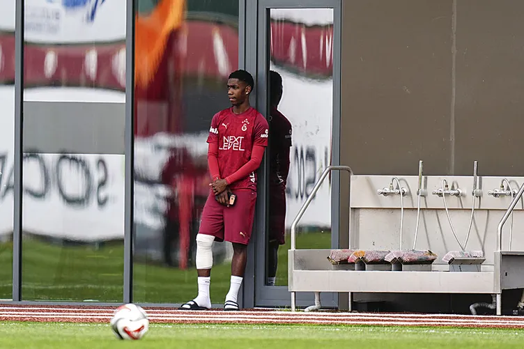 Galatasaray'da bu 7 futbolcu gelecek sezon kadroda olmayacak 10