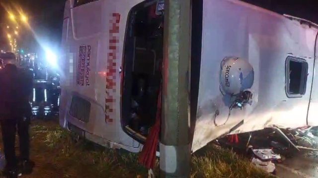 Balıkesir Bandırma'da facia: Yolcu otobüsü devrildi: 3 kişi hayatını kaybetti, 31 kişi yaralandı 4