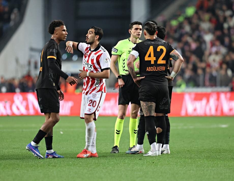 "Günay Güvenç'e faul yapılmış, kırmızı kart hatalı! VAR'ın devreye girmesi gerekirdi" Trio ekibi ve Bünyamin Gezer'den olay yaratan yorum 4