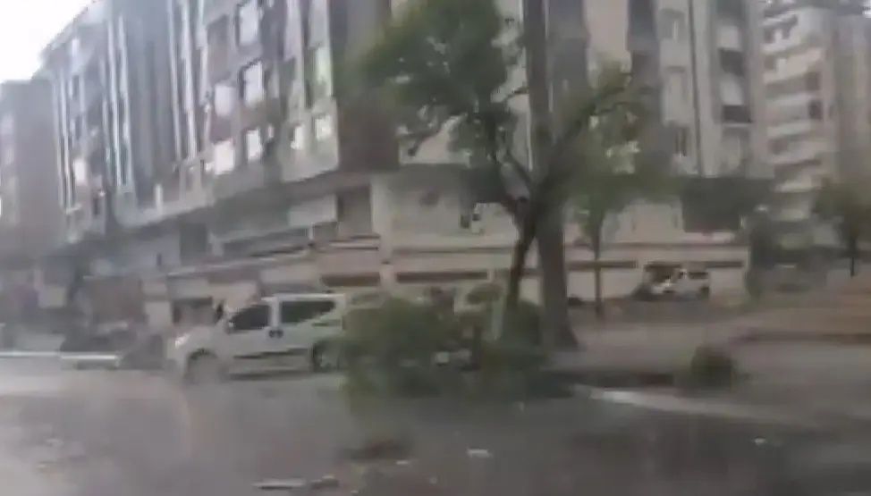 Shelf Cloud can aldı! Gaziantep, Şanlıurfa, Mardin ve Diyarbakır talan oldu: Çatılar uçtu, araçlar savruldu! 8