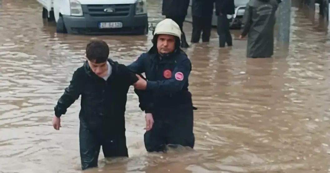Shelf Cloud can aldı! Gaziantep, Şanlıurfa, Mardin ve Diyarbakır talan oldu: Çatılar uçtu, araçlar savruldu! 6