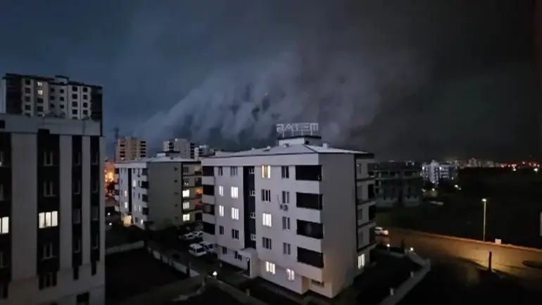 Shelf Cloud can aldı! Gaziantep, Şanlıurfa, Mardin ve Diyarbakır talan oldu: Çatılar uçtu, araçlar savruldu! 4
