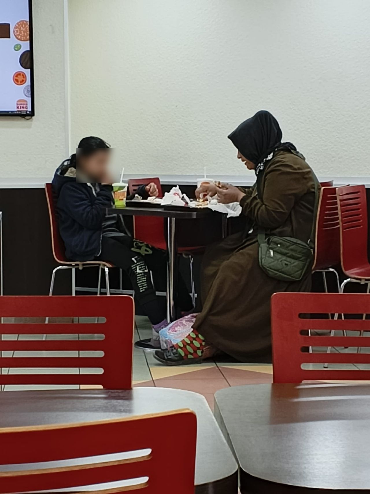 Bakanlık gereğini yaptı: Anne kızını içeri almayan Burger King'e ceza yağdı! 2