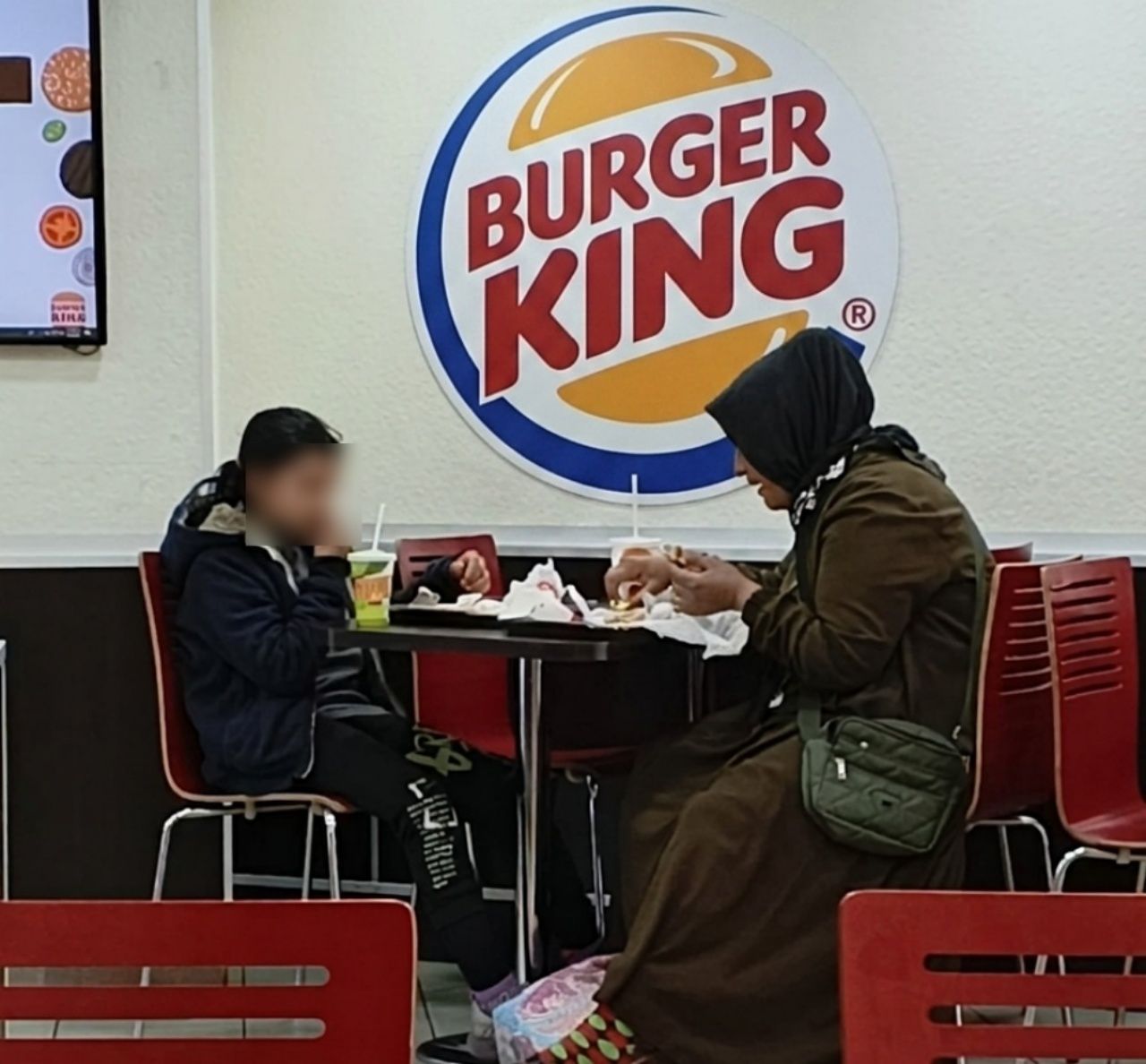 Bakanlık gereğini yaptı: Anne kızını içeri almayan Burger King'e ceza yağdı! 1
