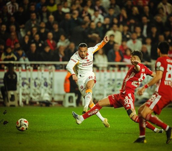 Galatasaray'ın rakibi Antalyaspor'da "okunmuş su" krizi 7