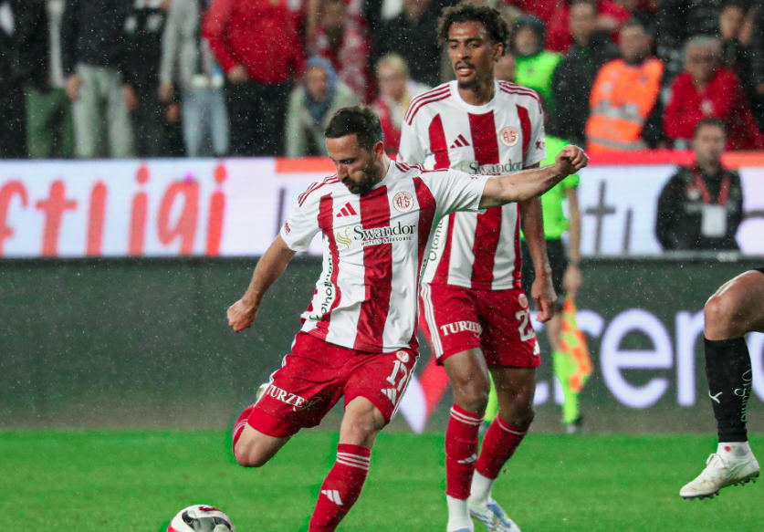 Galatasaray'ın rakibi Antalyaspor'da "okunmuş su" krizi 4