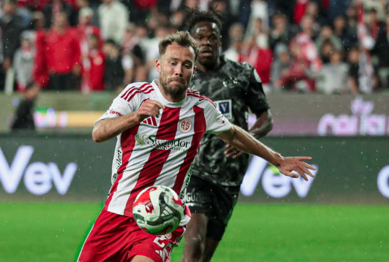 Galatasaray'ın rakibi Antalyaspor'da "okunmuş su" krizi 3