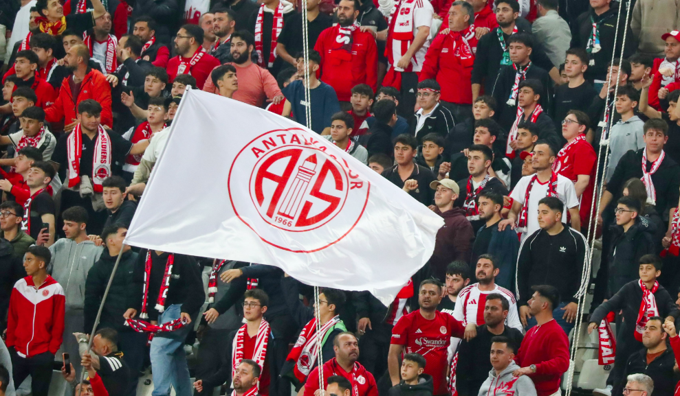 Galatasaray'ın rakibi Antalyaspor'da "okunmuş su" krizi 1