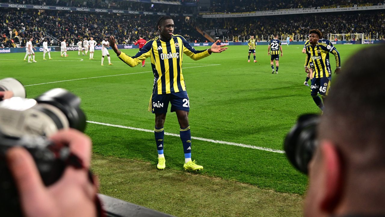 Fenerbahçe'de büyük temizlik: Sezon sonu 13 futbolcu kapının önüne konacak! İşte isim isim ayrılık listesi 19