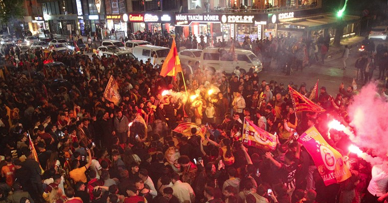 Galatasaraylıların şampiyonluk kutlamasından kareler 10