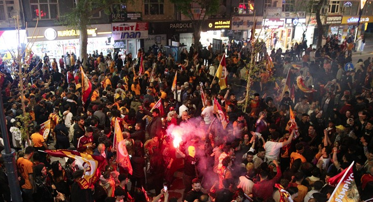 Galatasaraylıların şampiyonluk kutlamasından kareler 9