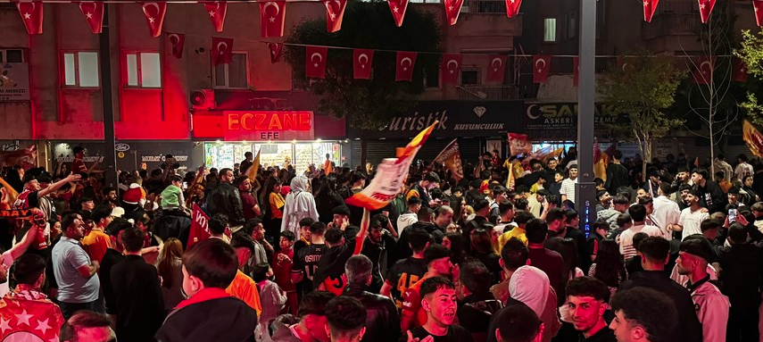 Galatasaraylıların şampiyonluk kutlamasından kareler 8