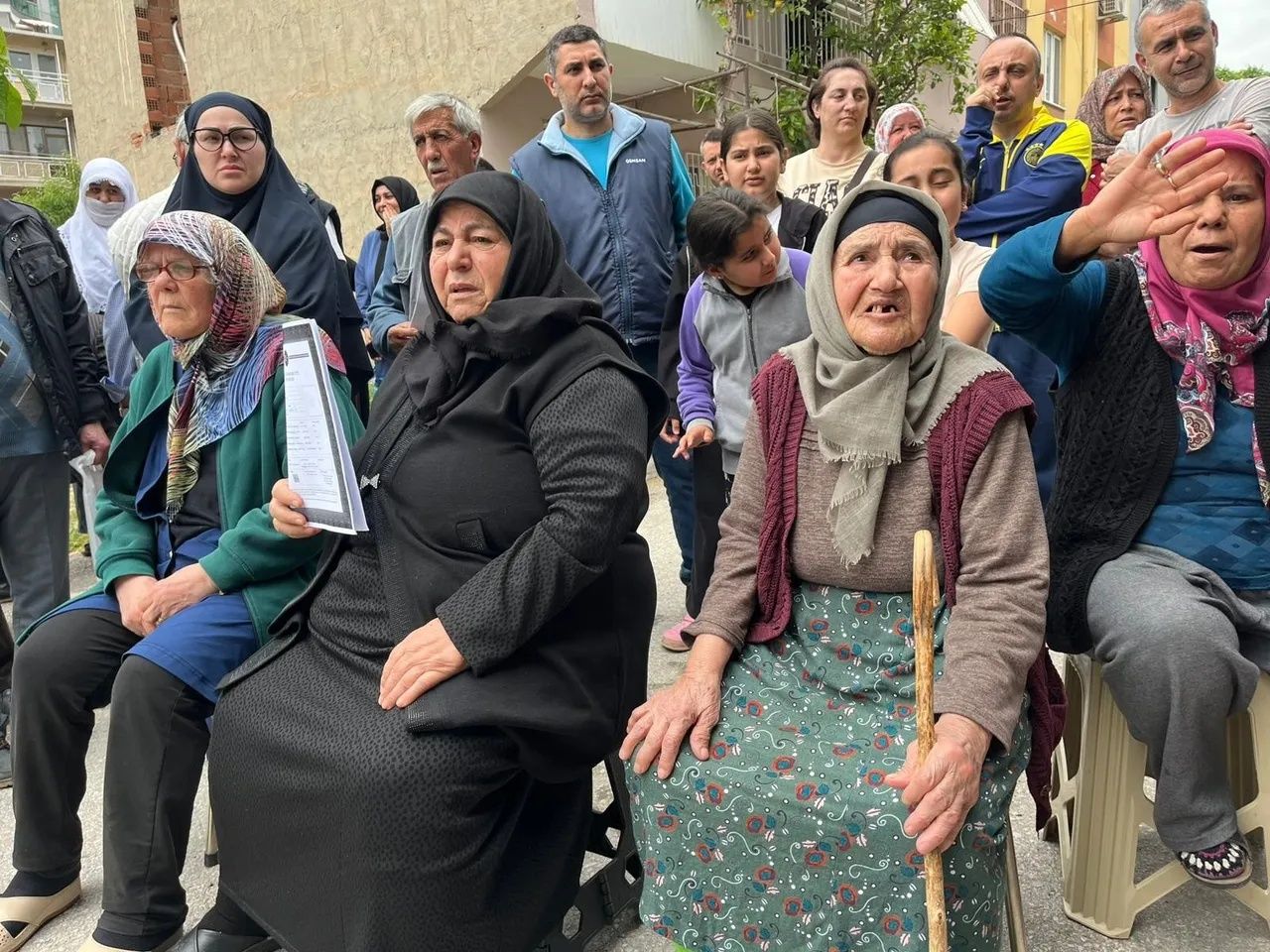Kağıt üstünde bahçe, gerçekte 40 yıllık yuva: Bornova'da "şeftali bahçesi" isyanı! 300 hanelik mahalle rant kıskacında 2