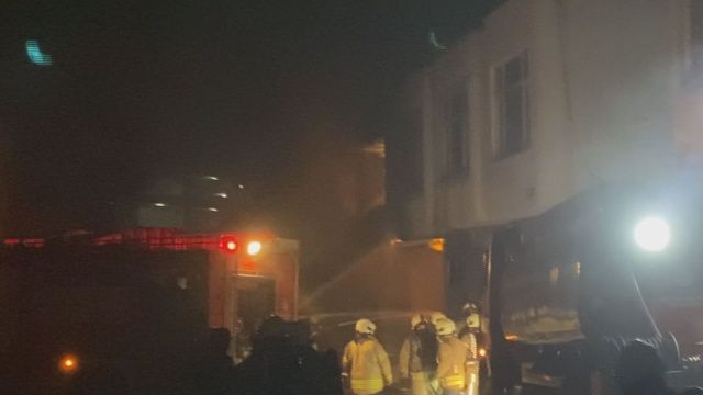 Başakşehir'de büyük yangın! 8 saatte zar zor söndürüldü... Onlarca iş yeri ağır hasar aldı! 3