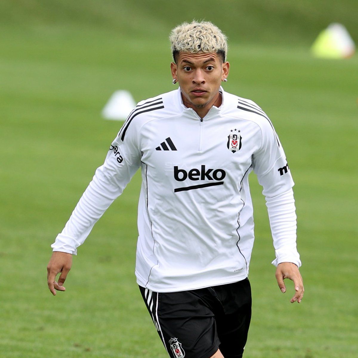 Beşiktaş'ta bileti kesilen 9 futbolcu ortaya çıktı! Yönetim yeni sezon öncesi hepsini kapının önüne koyacak 10